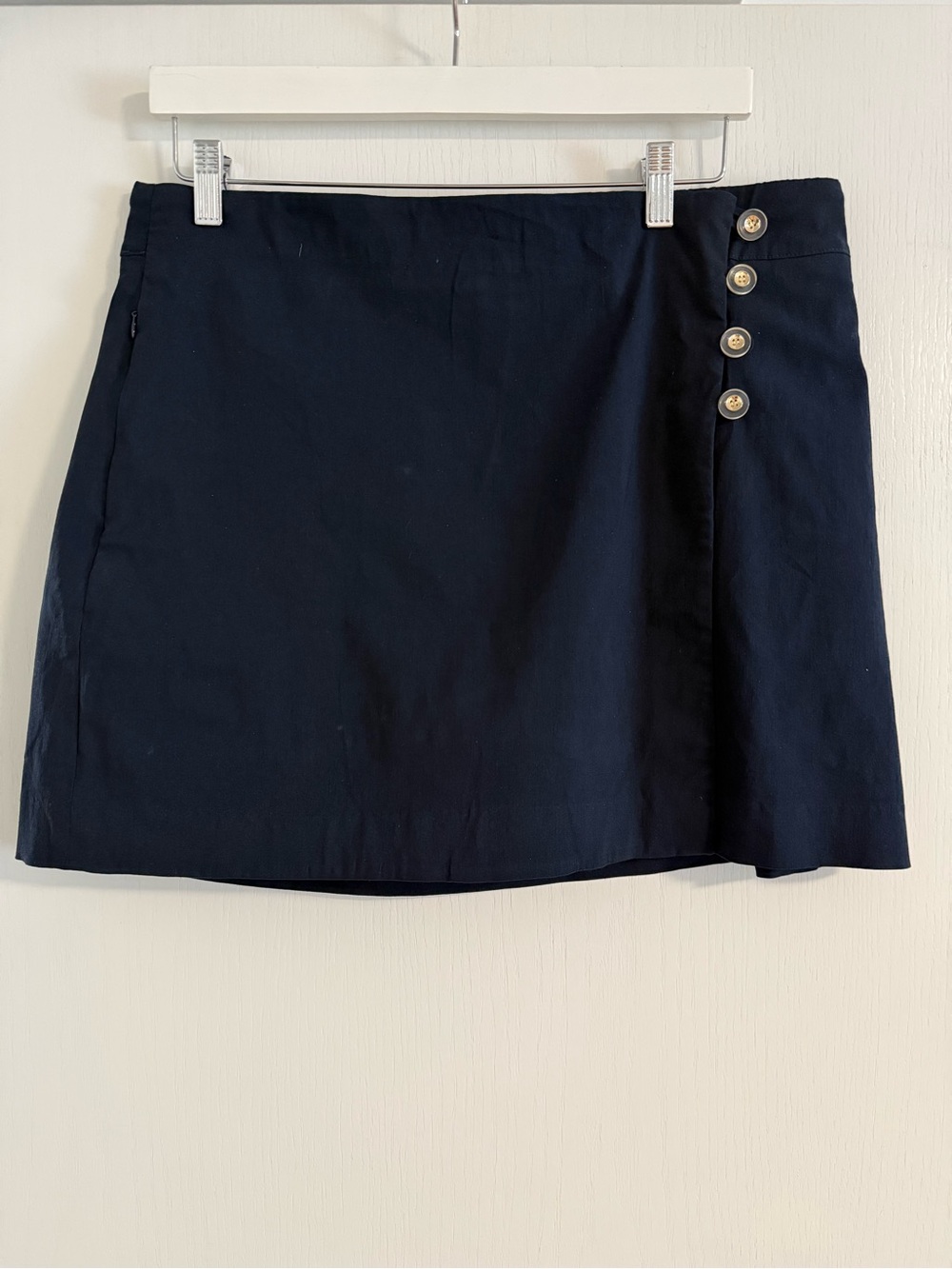 J. McLaughlin navy skort with side buttons and zip pocket size XL